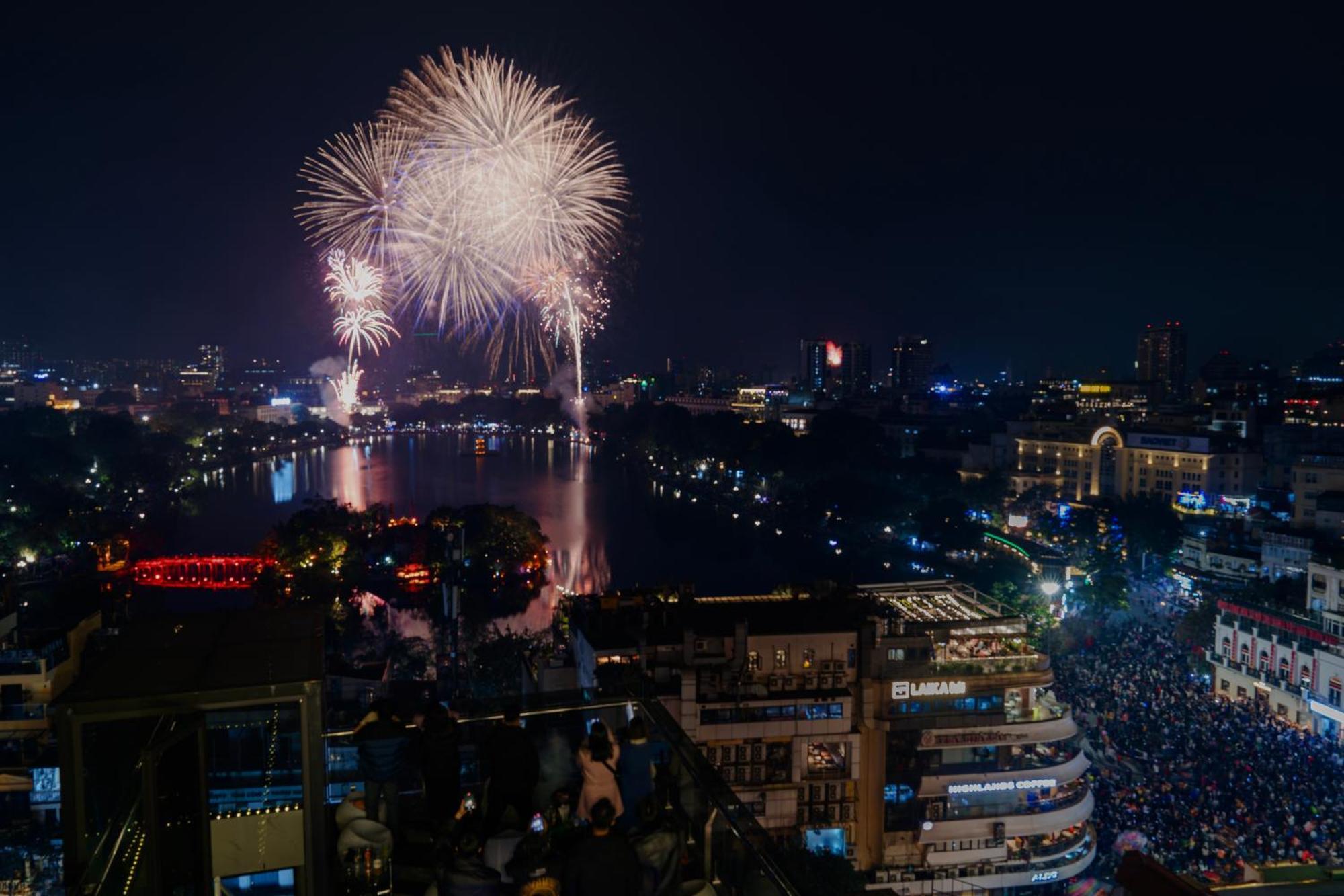 May De Ville Lakeside Hotel Hanoi Bagian luar foto Fireworks at the Danube Festival