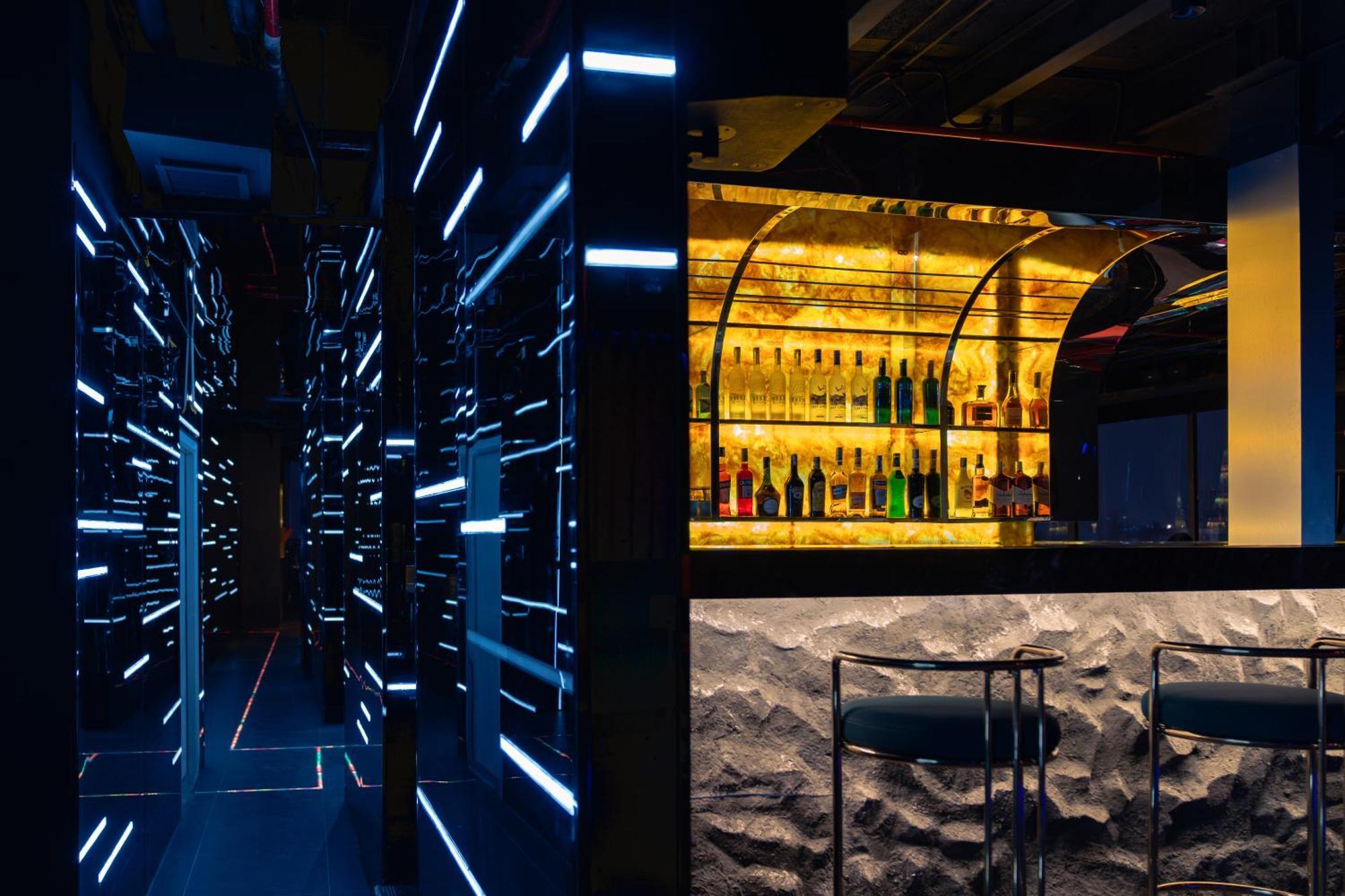 May De Ville Lakeside Hotel Hanoi Bagian luar foto The bar at the 360° Ice Bar