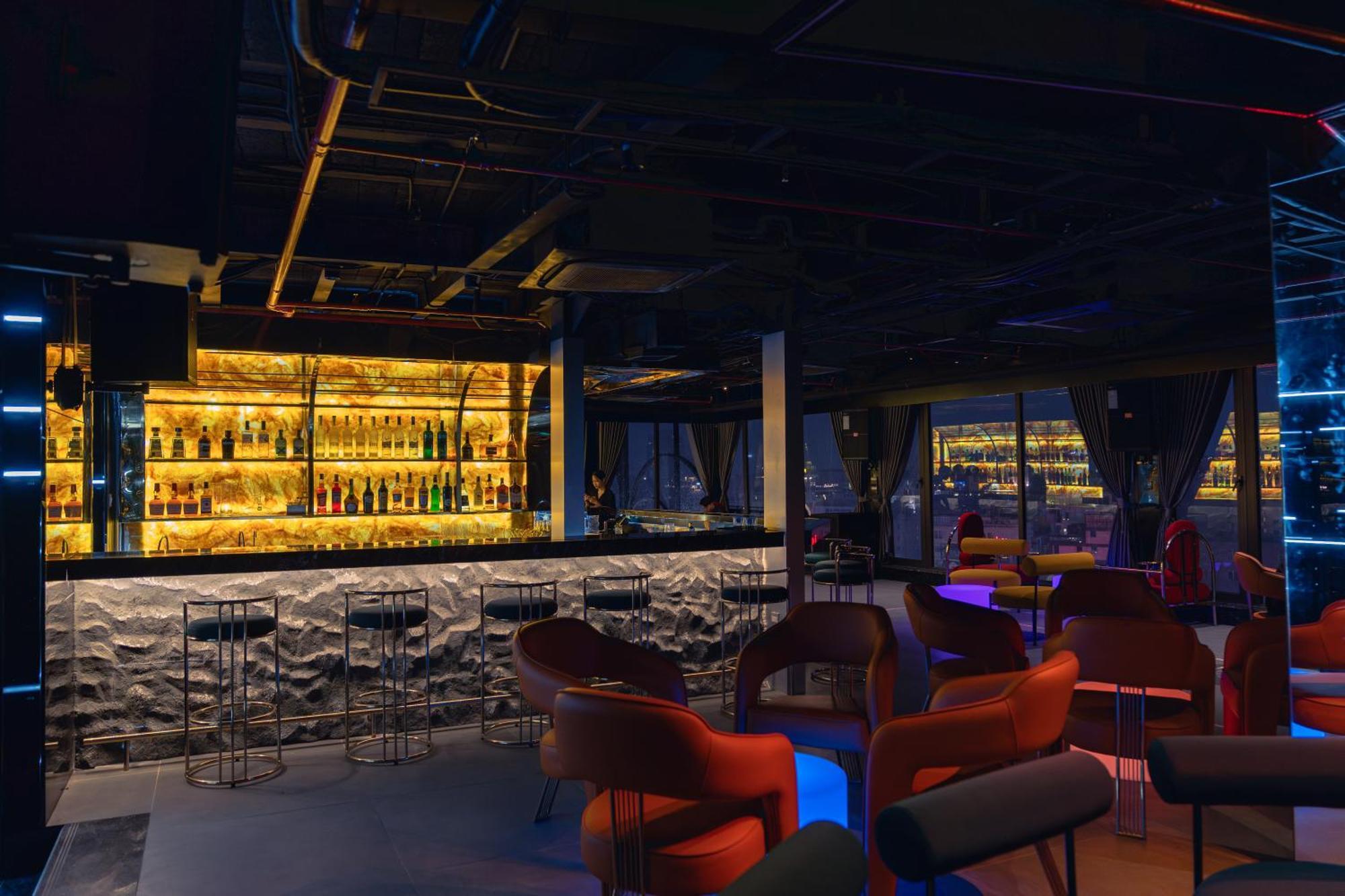 May De Ville Lakeside Hotel Hanoi Bagian luar foto The bar at the 101 bar