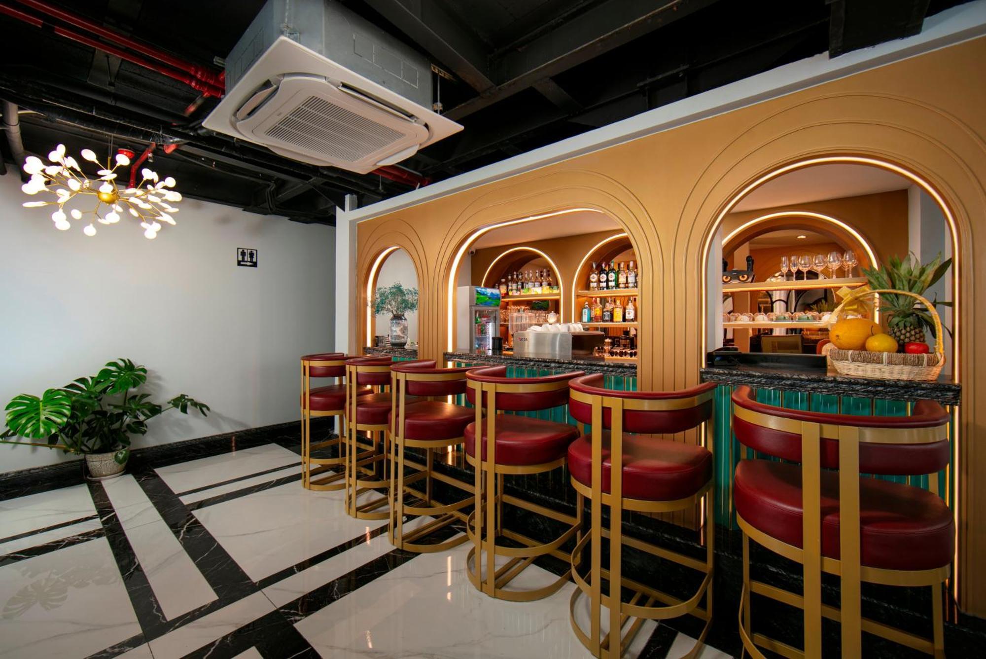 May De Ville Lakeside Hotel Hanoi Bagian luar foto The bar at the hotel