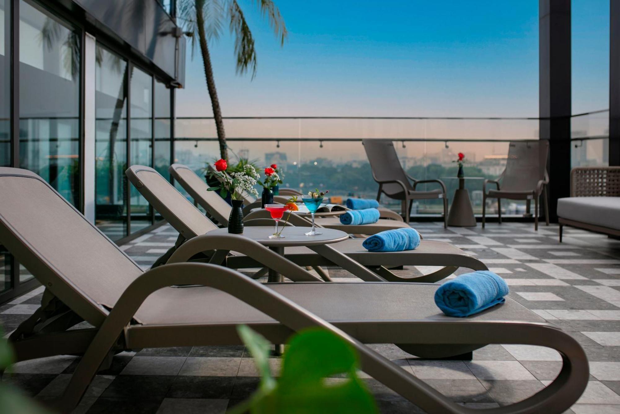 May De Ville Lakeside Hotel Hanoi Bagian luar foto Rooftop pool