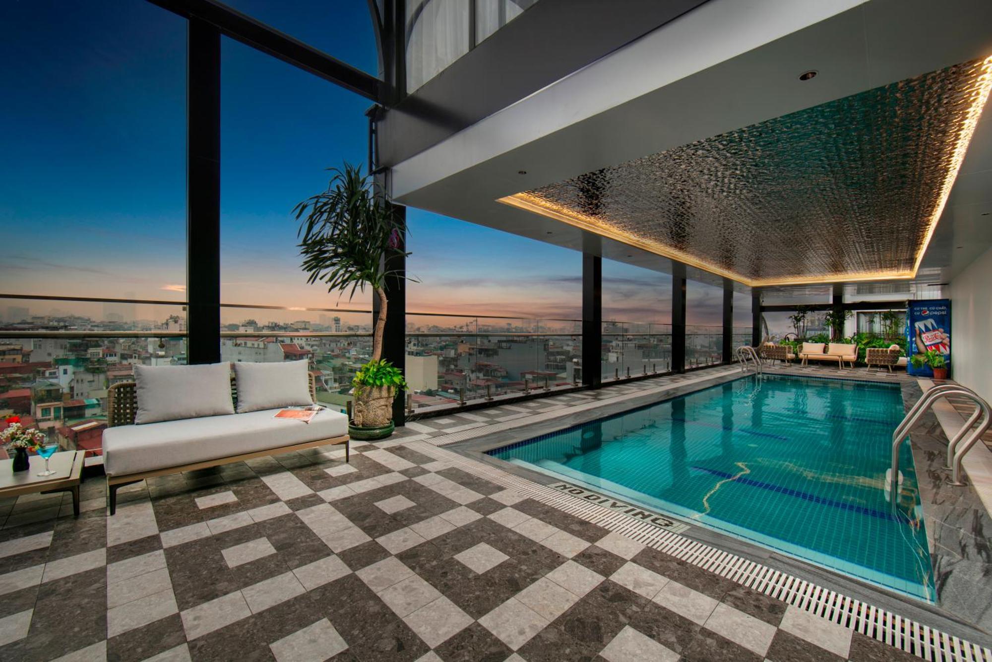 May De Ville Lakeside Hotel Hanoi Bagian luar foto The swimming pool at the 360° Sky Lounge