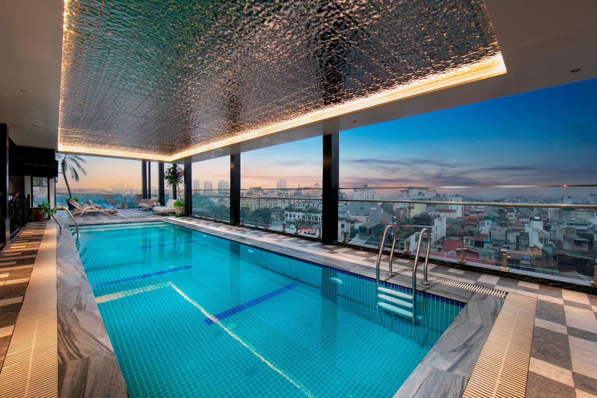 May De Ville Lakeside Hotel Hanoi Bagian luar foto The swimming pool at the 360° Sky Lounge