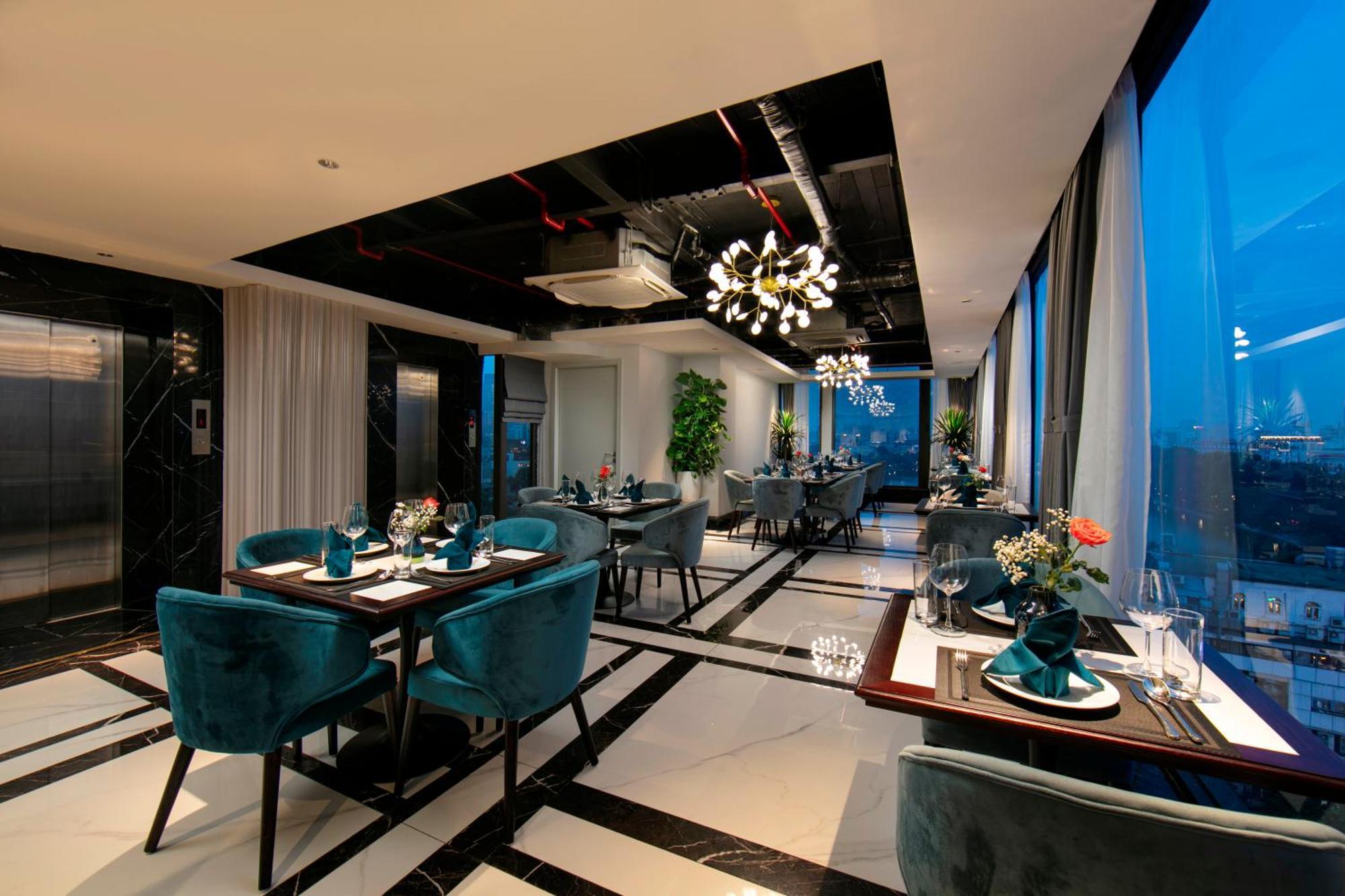 May De Ville Lakeside Hotel Hanoi Bagian luar foto The 360 Restaurant