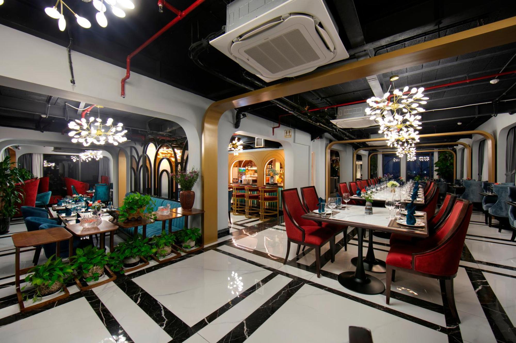 May De Ville Lakeside Hotel Hanoi Bagian luar foto Interior of the restaurant