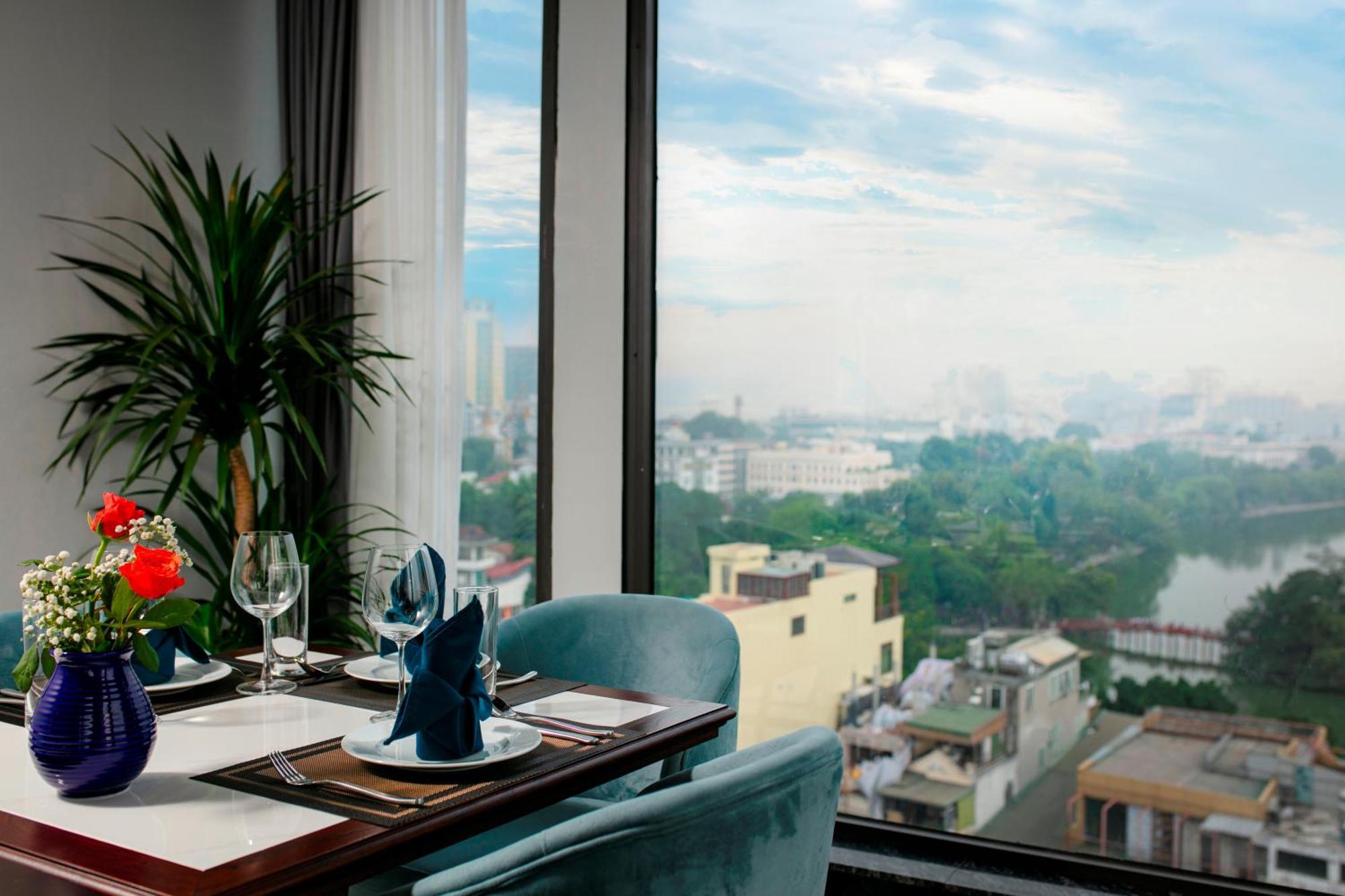 May De Ville Lakeside Hotel Hanoi Bagian luar foto View from the restaurant