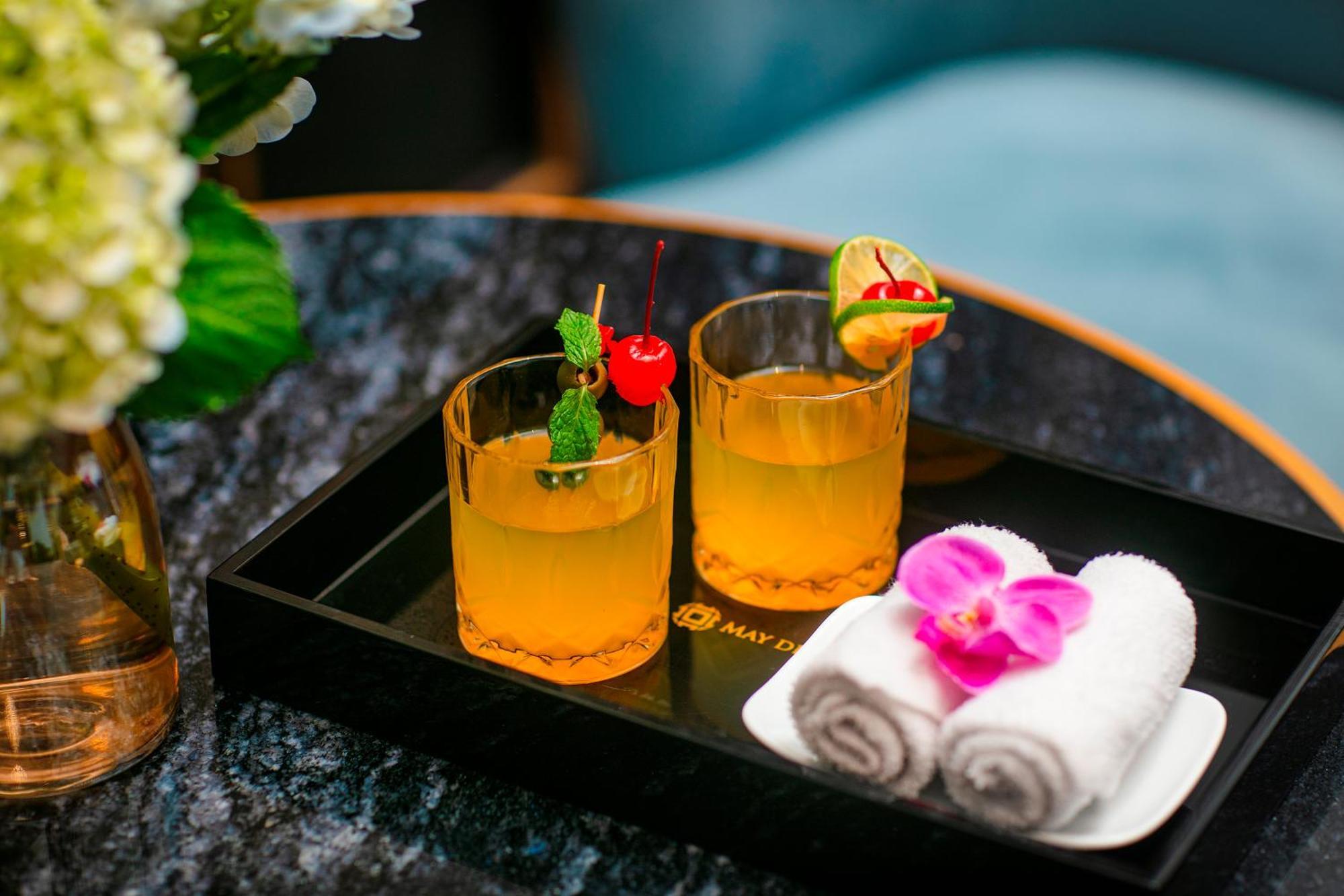 May De Ville Lakeside Hotel Hanoi Bagian luar foto Welcome drink at a hotel