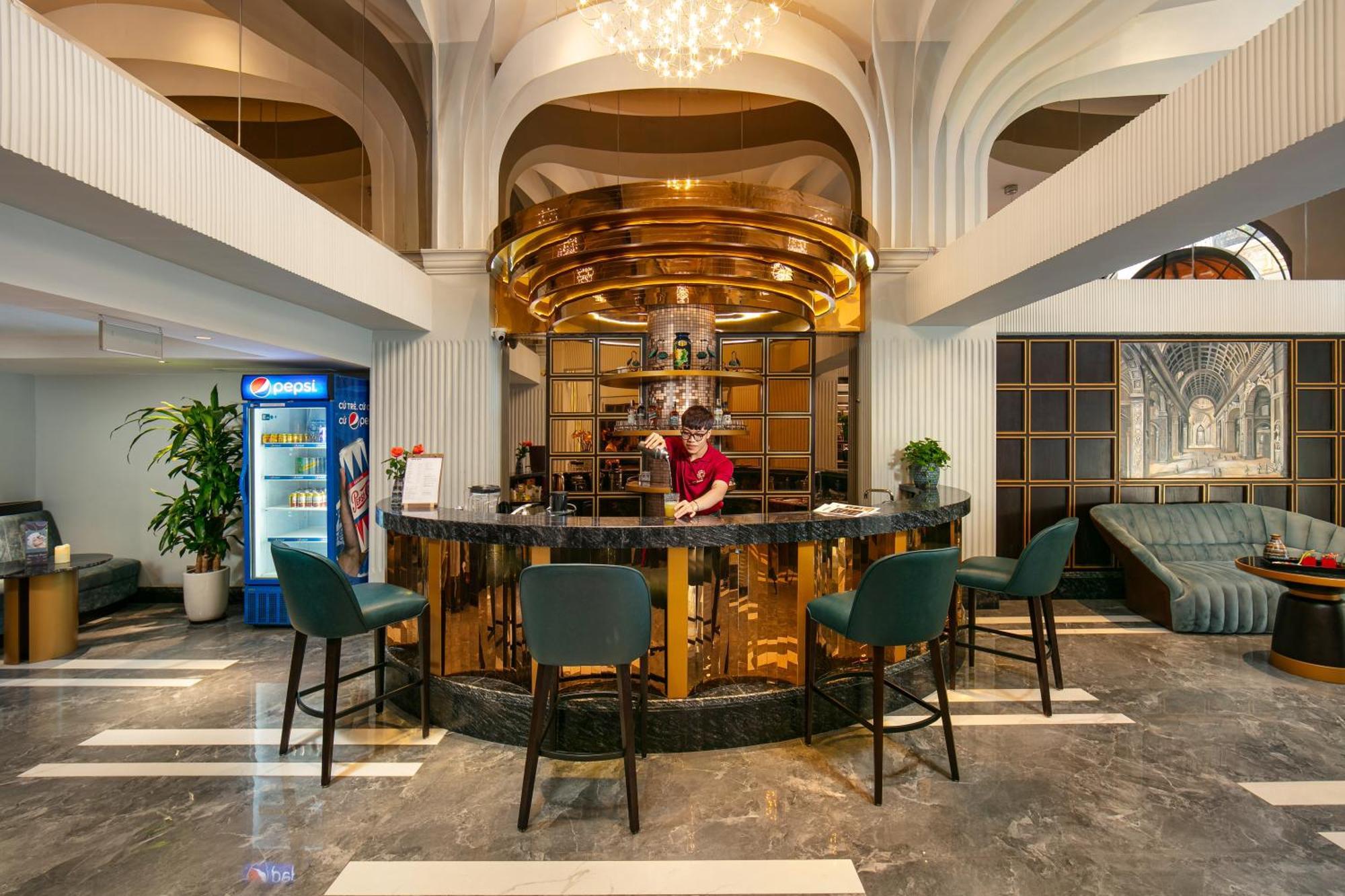 May De Ville Lakeside Hotel Hanoi Bagian luar foto The bar at the hotel