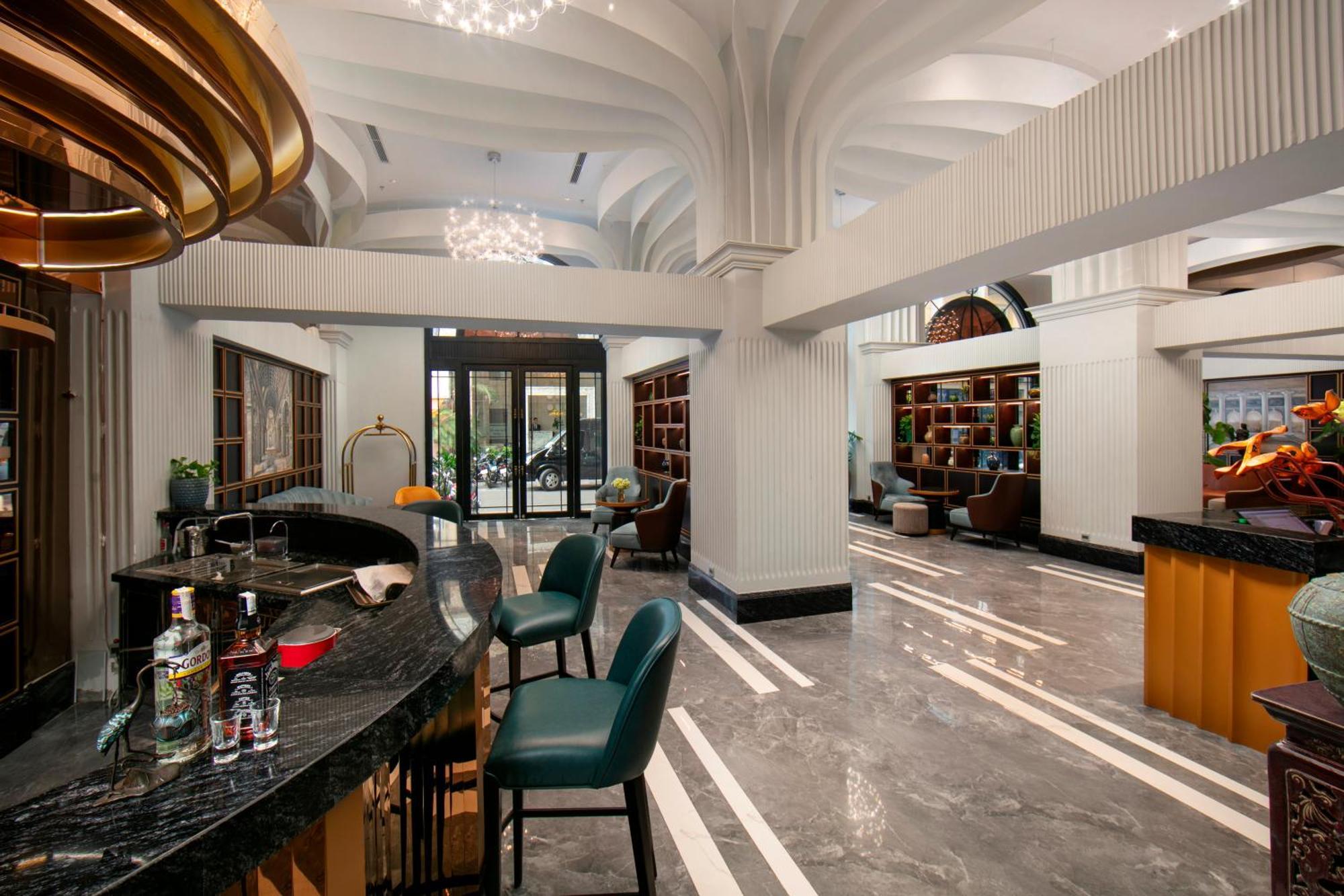 May De Ville Lakeside Hotel Hanoi Bagian luar foto The lobby of the hotel