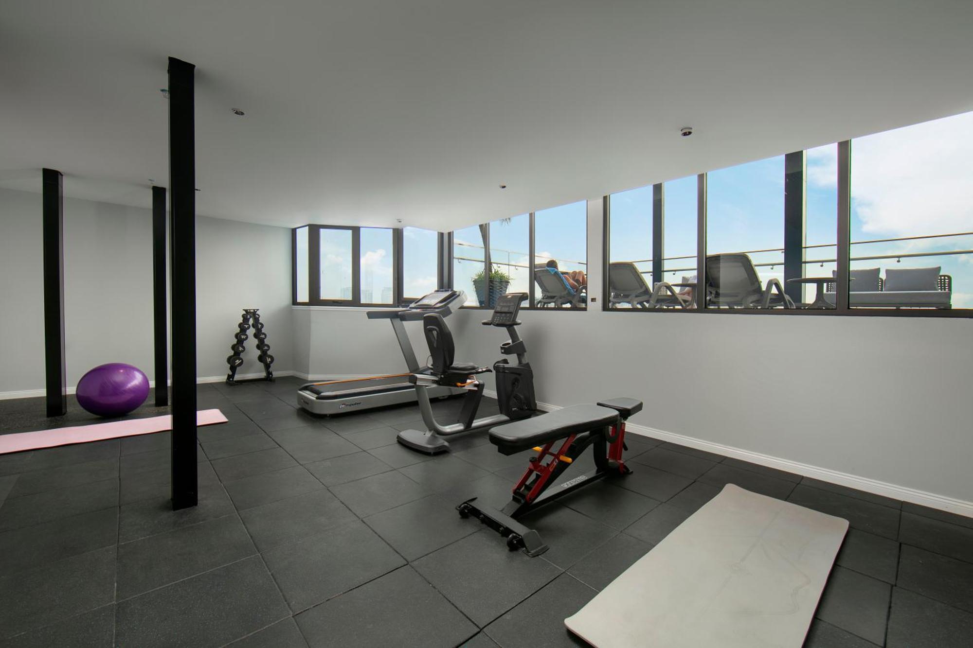 May De Ville Lakeside Hotel Hanoi Bagian luar foto The gym at the 1001 apartment complex