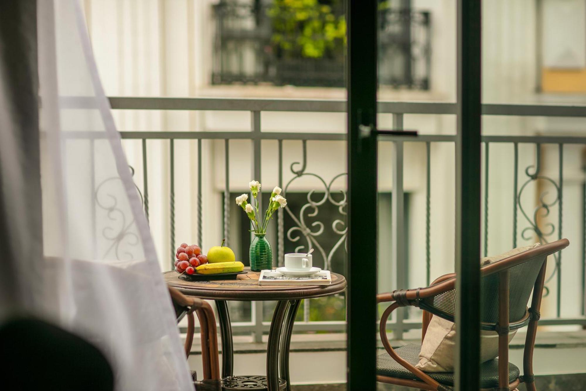 May De Ville Lakeside Hotel Hanoi Bagian luar foto A balcony in a hotel room