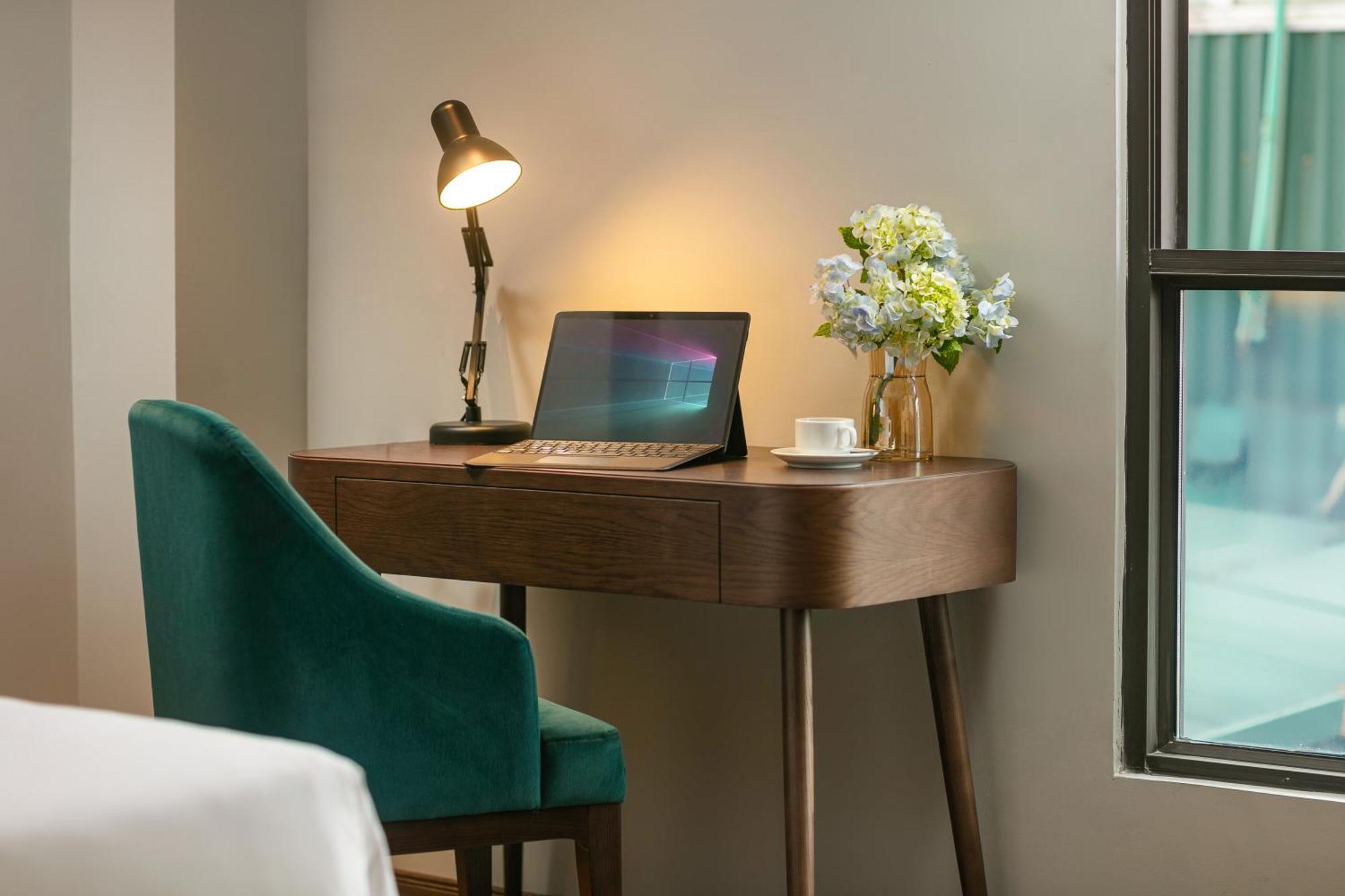 May De Ville Lakeside Hotel Hanoi Bagian luar foto A modern desk with a chair