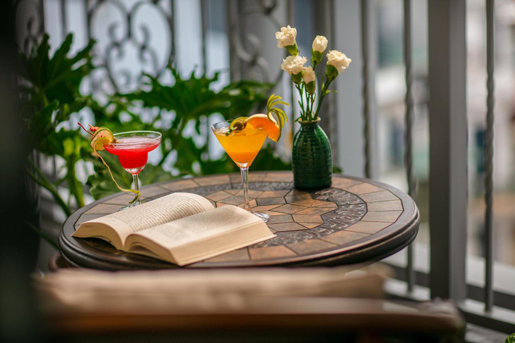 May De Ville Lakeside Hotel Hanoi Bagian luar foto A balcony table