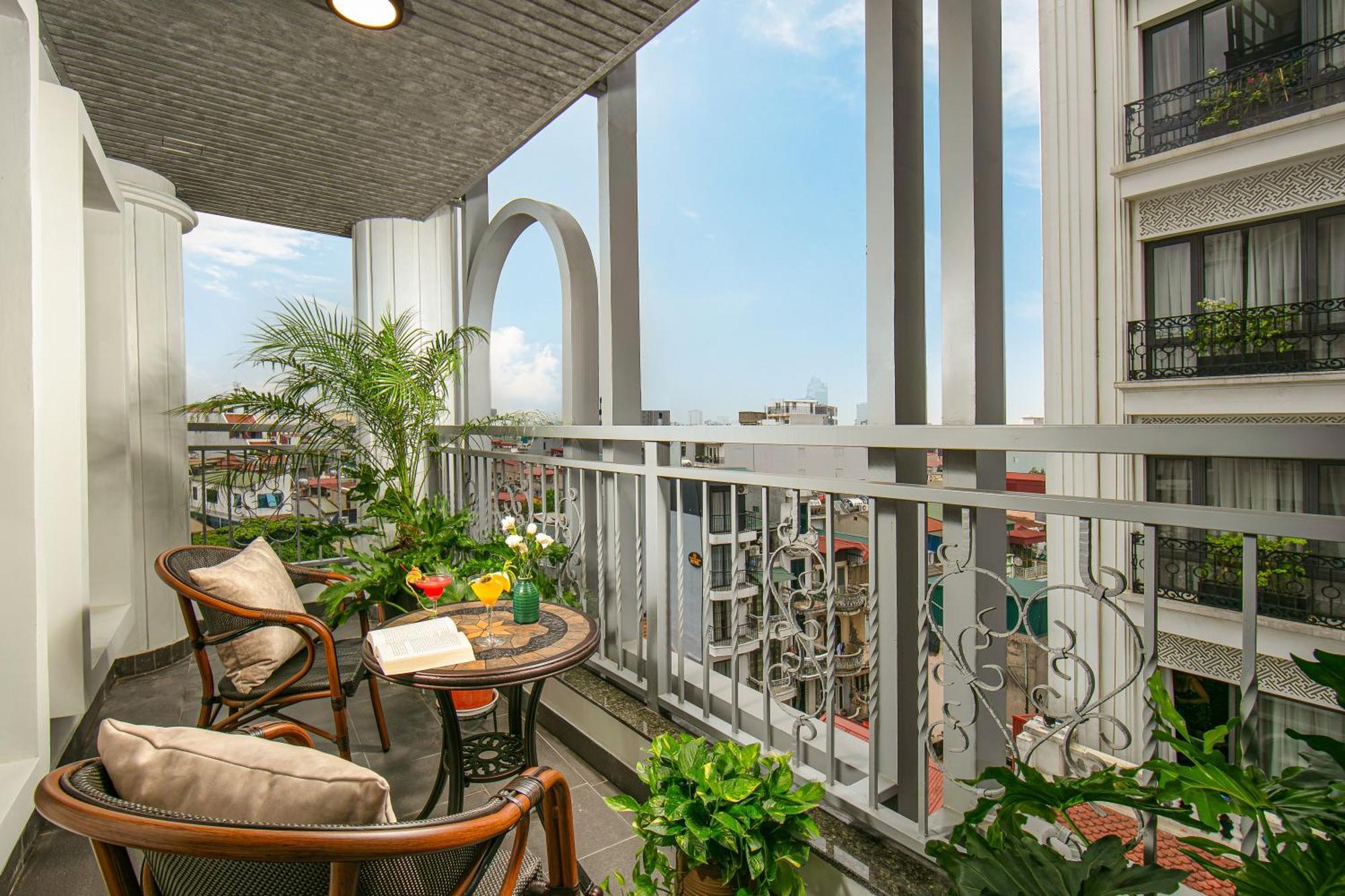 May De Ville Lakeside Hotel Hanoi Bagian luar foto A balcony