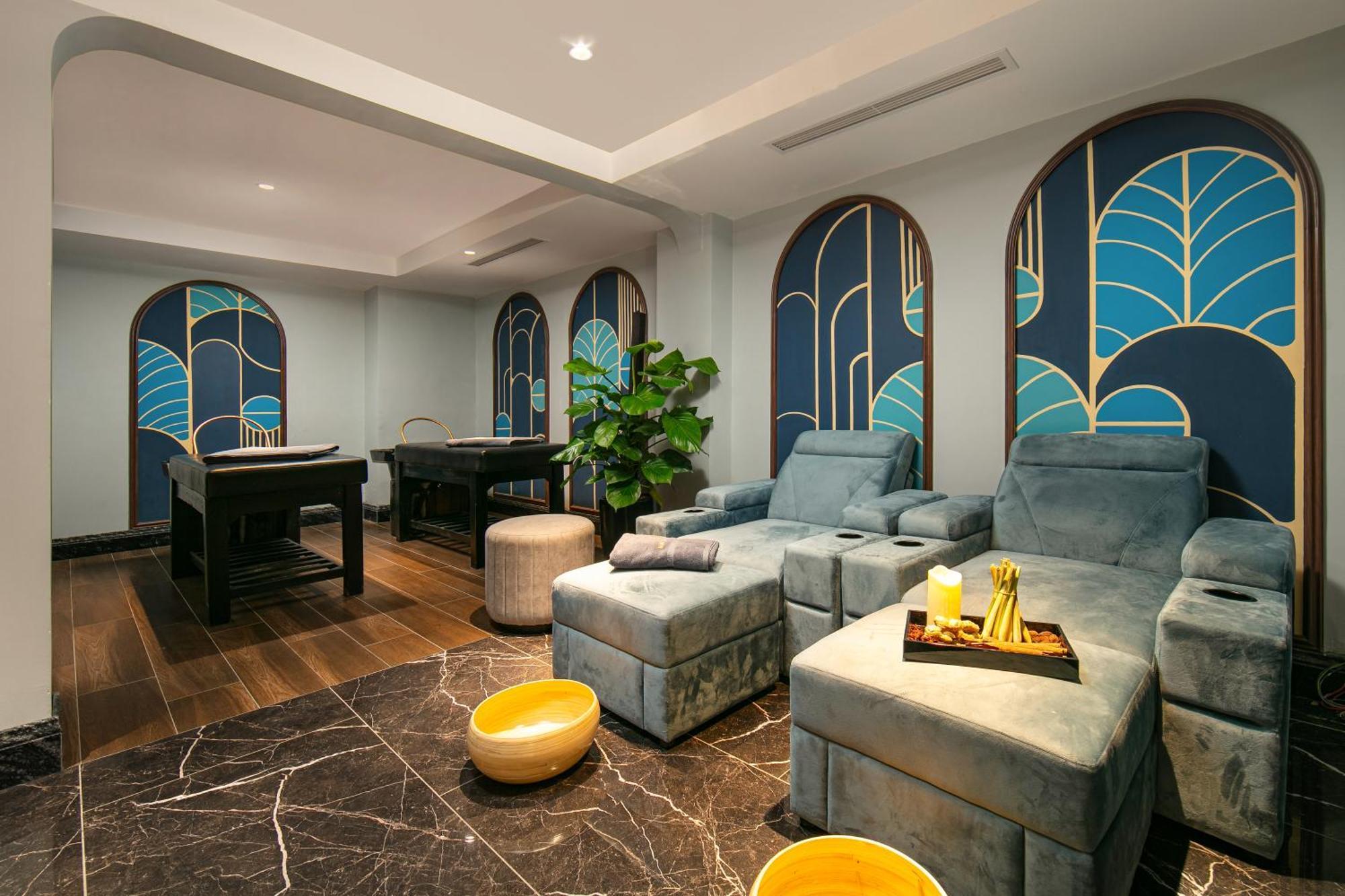 May De Ville Lakeside Hotel Hanoi Bagian luar foto The Spa at The Park, New Delhi