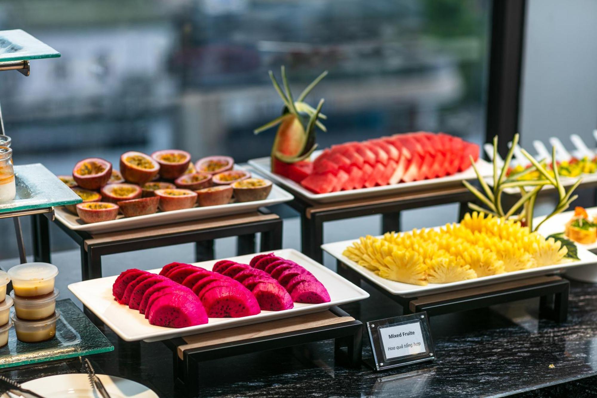May De Ville Lakeside Hotel Hanoi Bagian luar foto A selection of tropical fruit