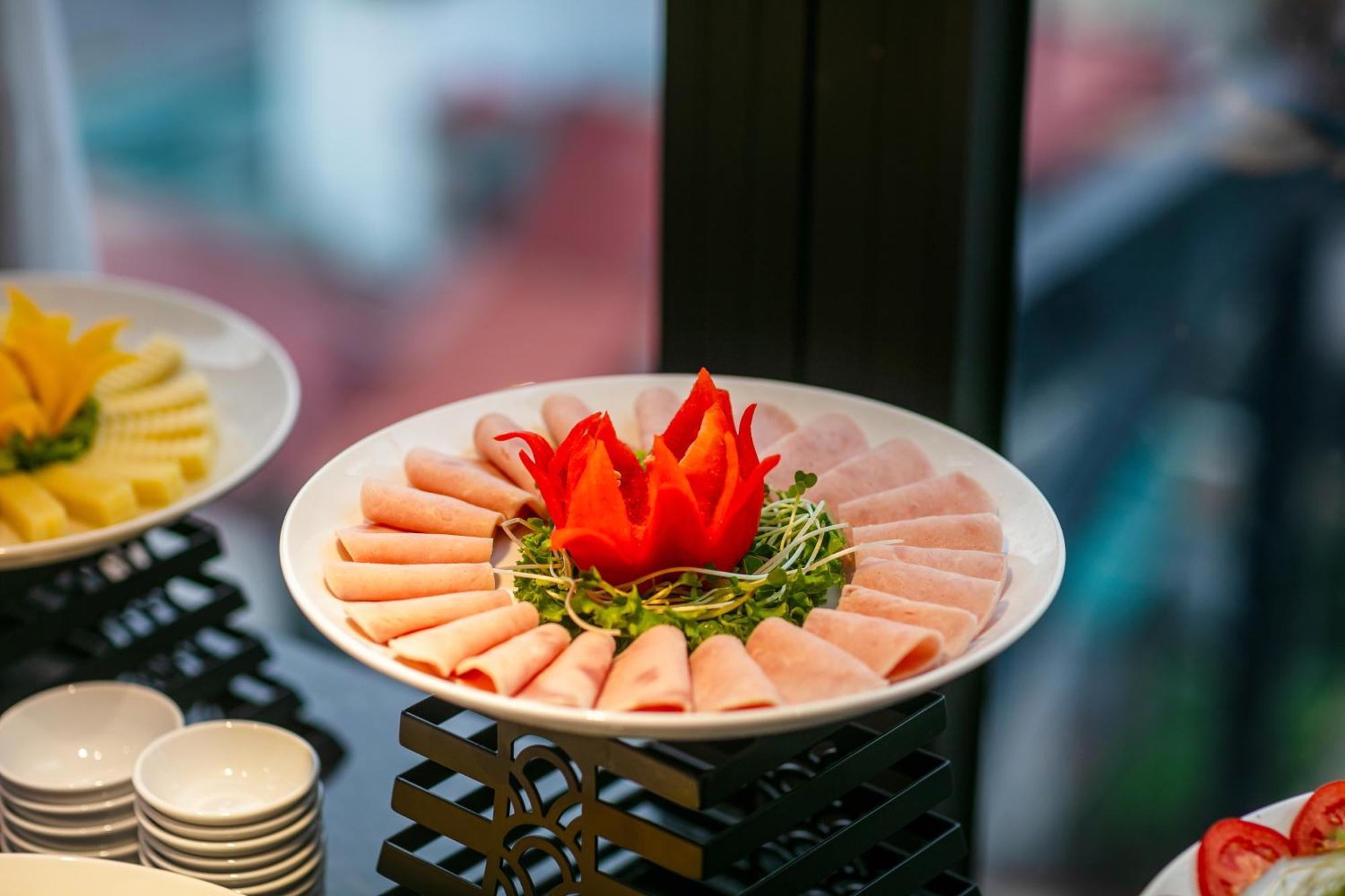 May De Ville Lakeside Hotel Hanoi Bagian luar foto A platter of ham