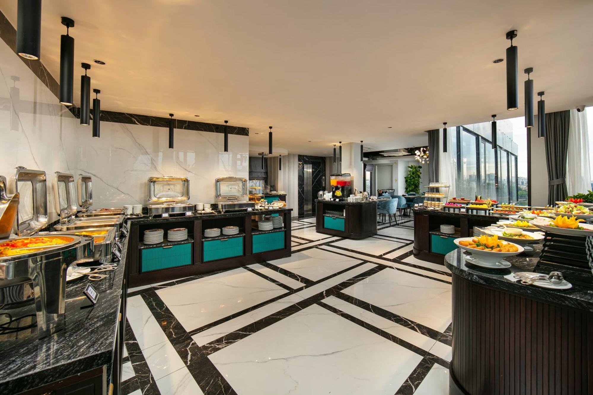 May De Ville Lakeside Hotel Hanoi Bagian luar foto The Club Lounge at the 36th floor