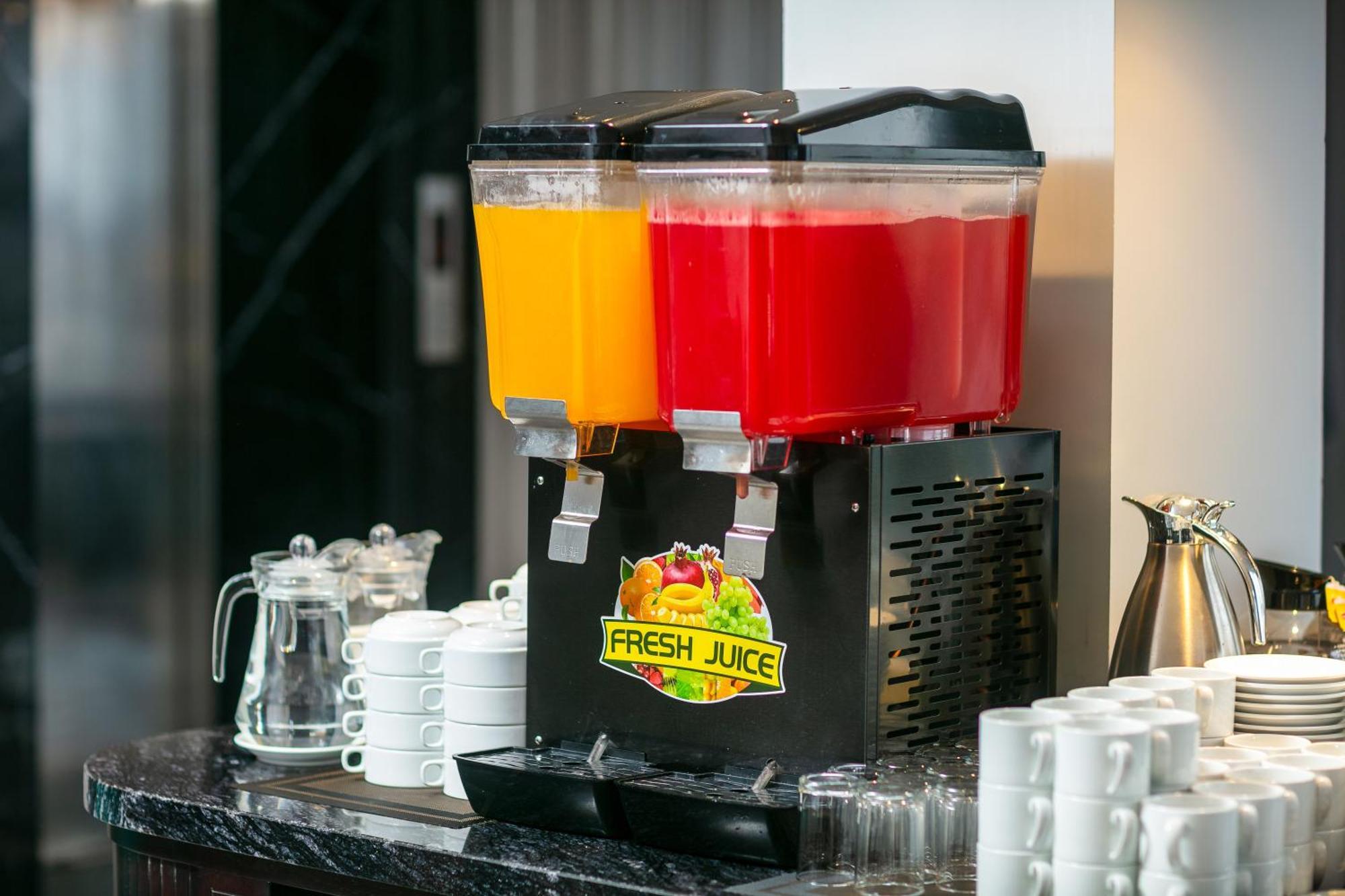 May De Ville Lakeside Hotel Hanoi Bagian luar foto A juice dispenser