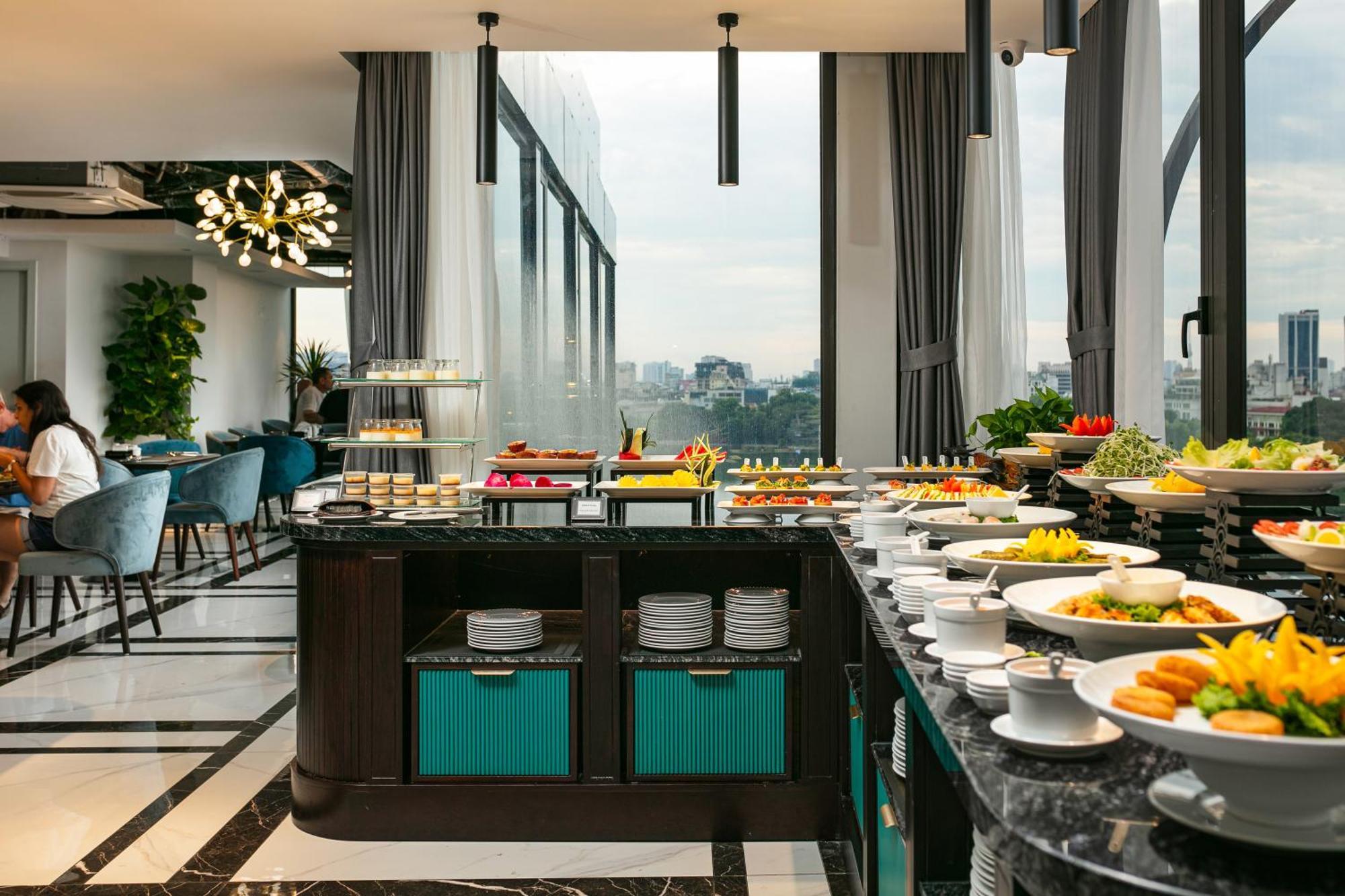 May De Ville Lakeside Hotel Hanoi Bagian luar foto The 360° Restaurant