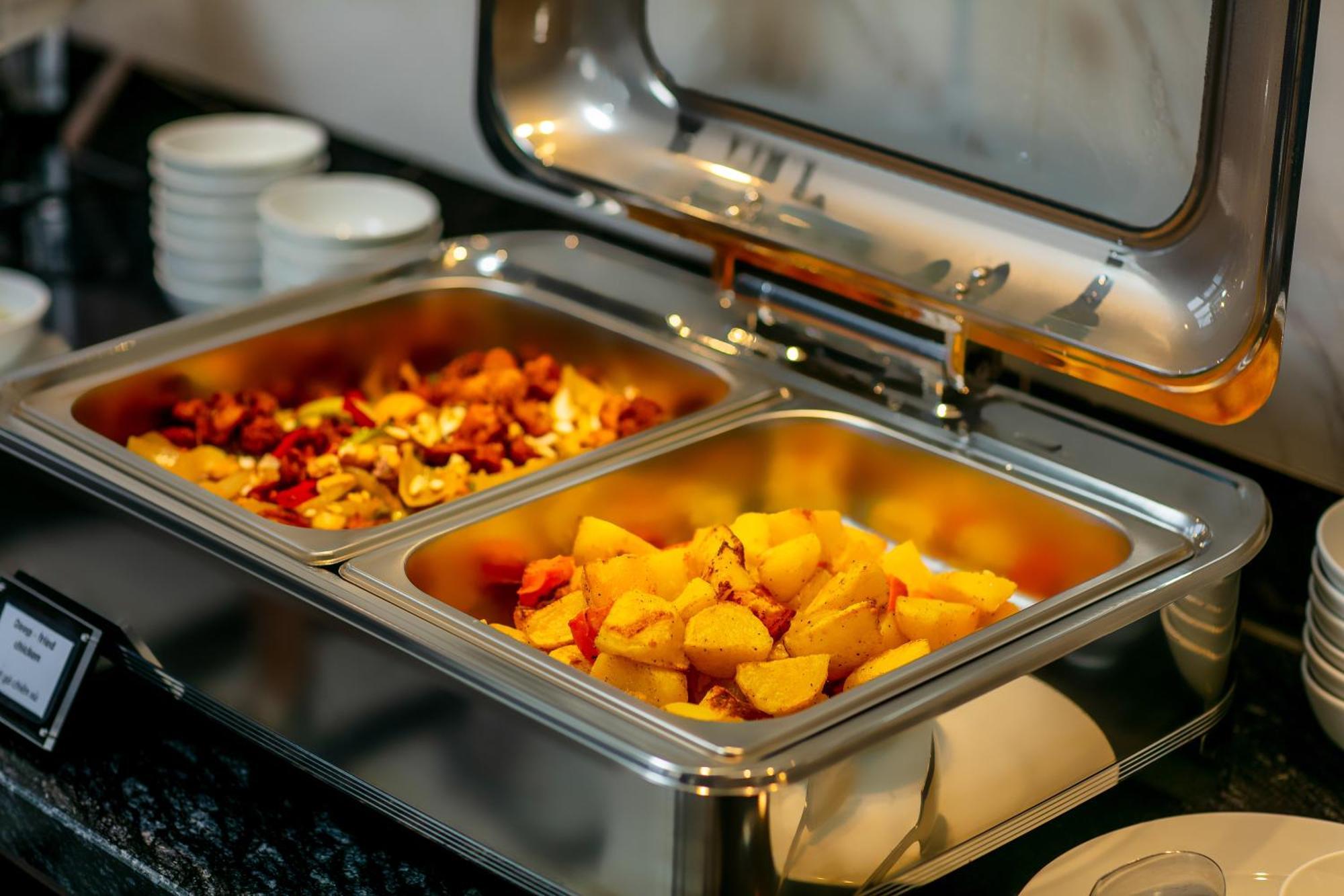 May De Ville Lakeside Hotel Hanoi Bagian luar foto A chafing dish