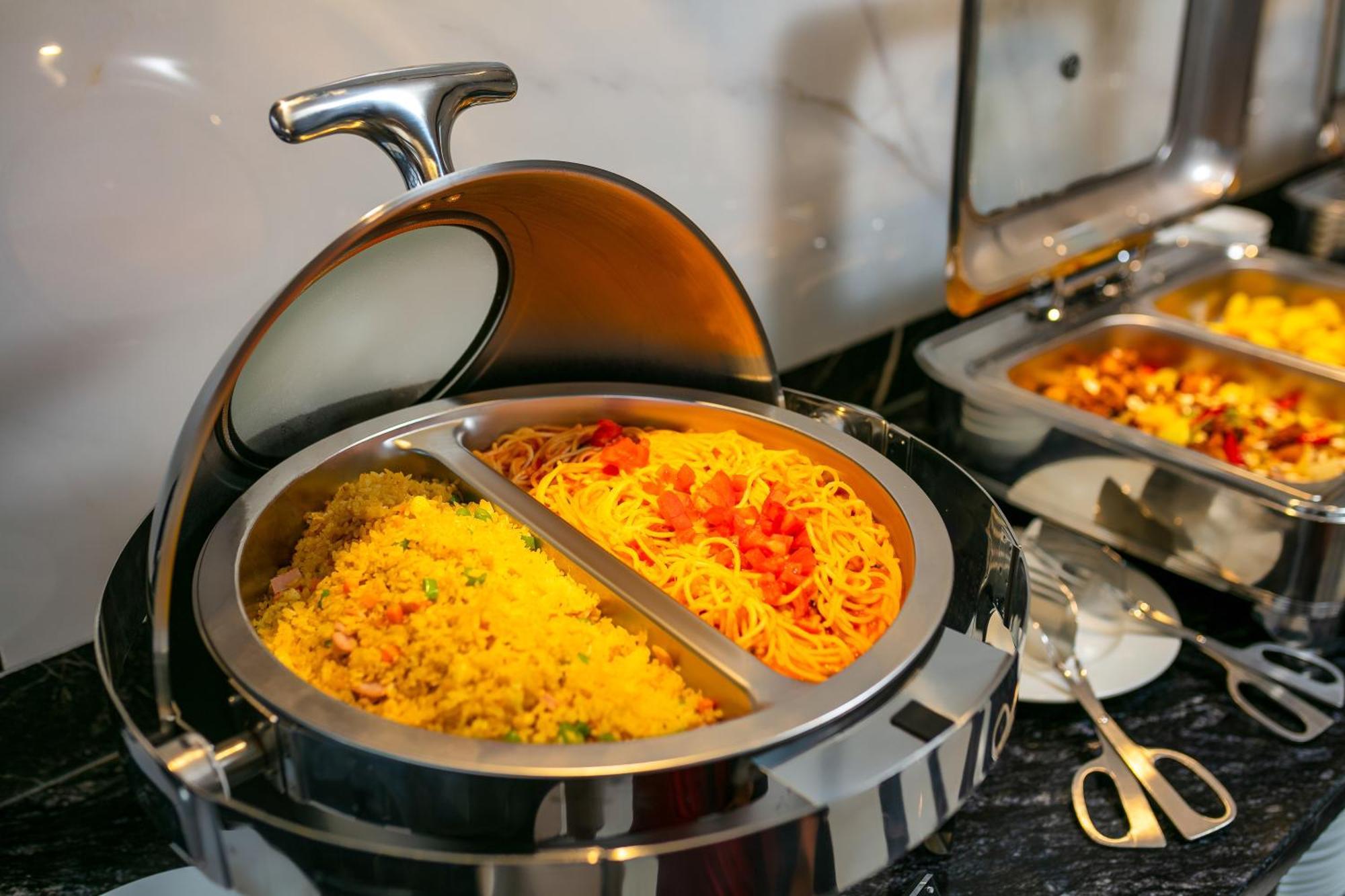 May De Ville Lakeside Hotel Hanoi Bagian luar foto A chafing dish