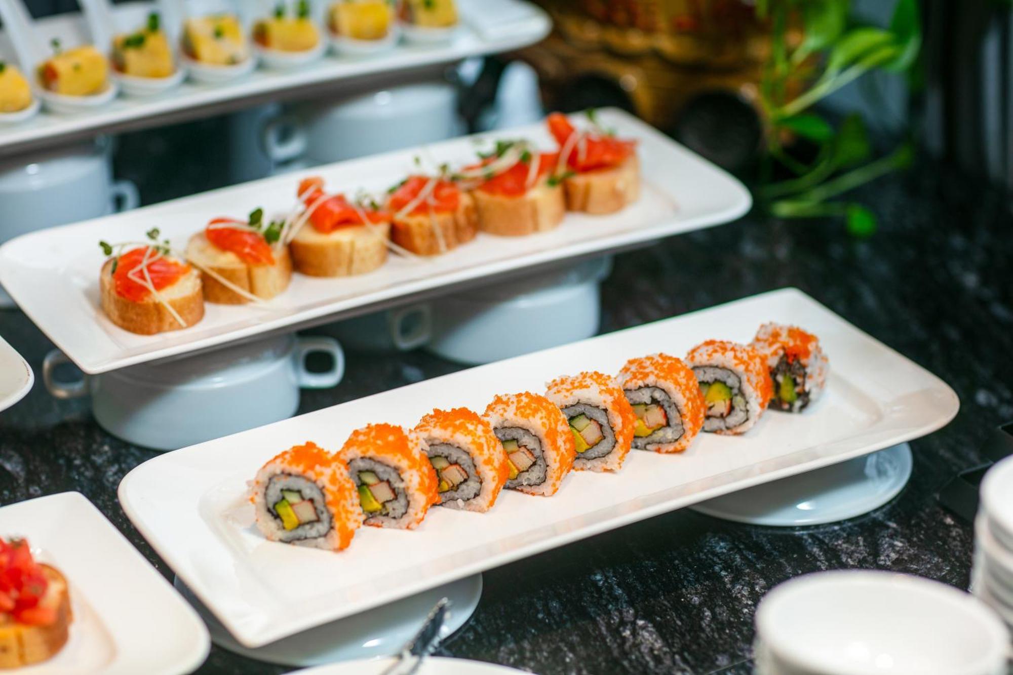 May De Ville Lakeside Hotel Hanoi Bagian luar foto California roll