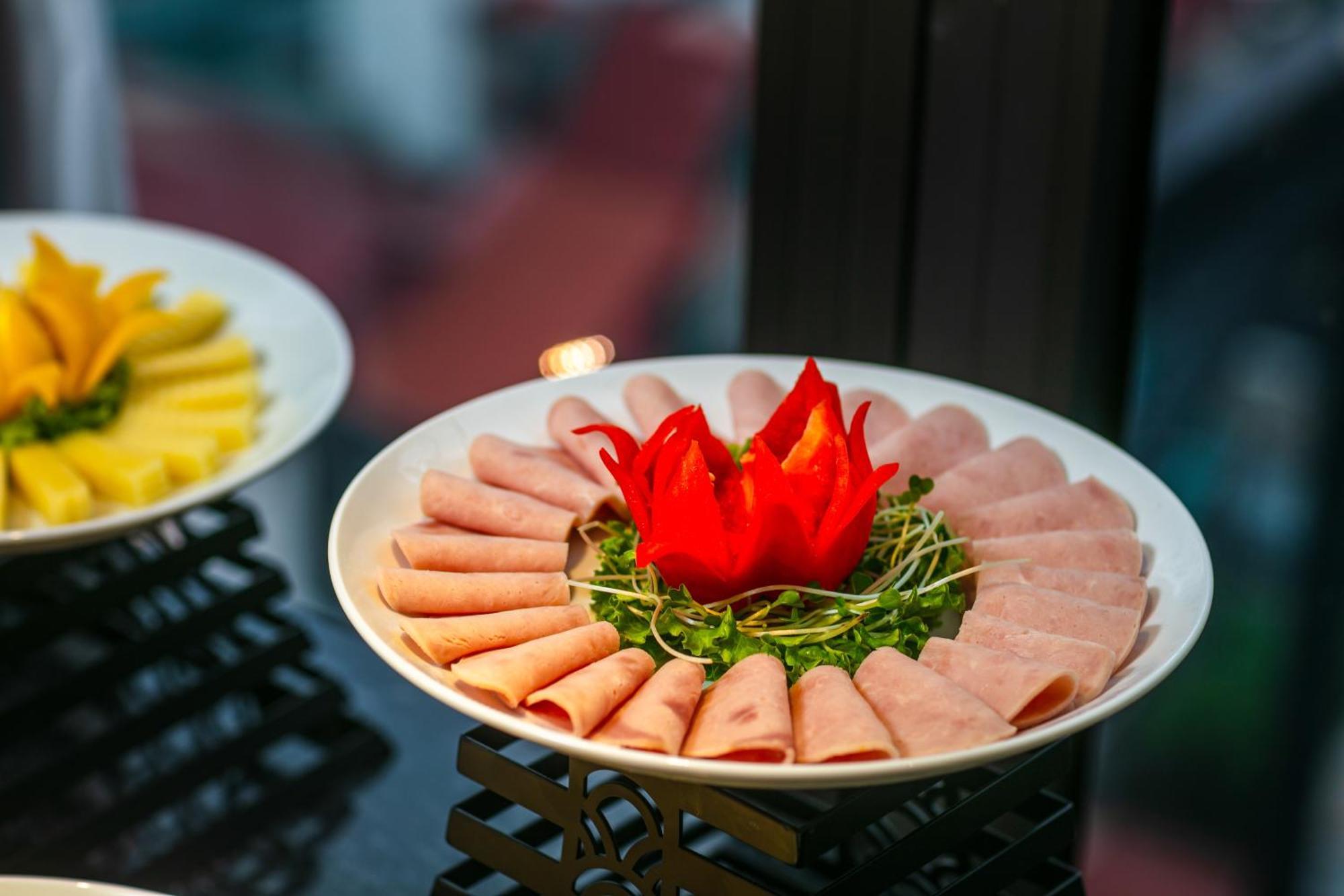 May De Ville Lakeside Hotel Hanoi Bagian luar foto A platter of ham